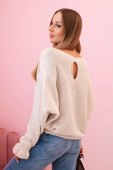 Sweter damski z moheru i wełny w kolorze beżowym – elegancki krój i komfort noszenia. Sweter damski z moheru i wełny w kolorze beżowym – elegancki krój i komfort noszenia.