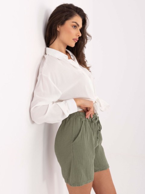 Stylowe szorty ITALY MODA w kolorze khaki z wiązaniem – lekka bawełna, casualowy krój.