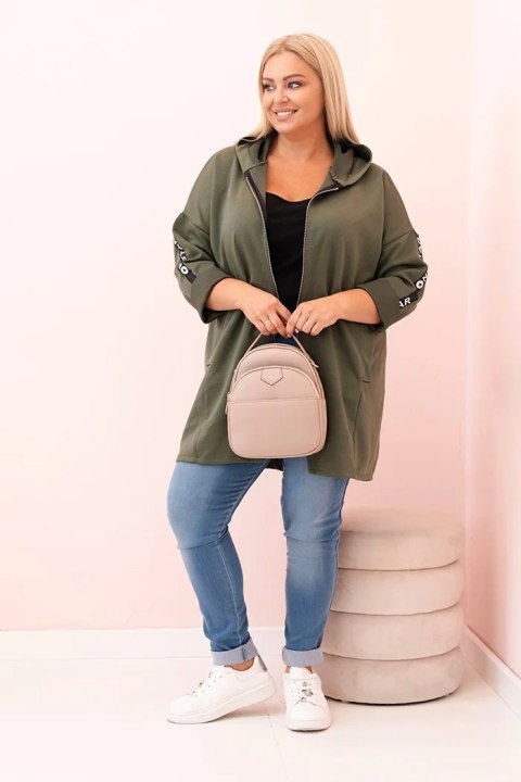 Stylizacja plus size z długą bluzą khaki i jeansami Stylizacja plus size z długą bluzą khaki i jeansami