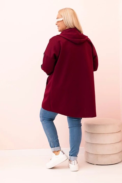 Modelka w śliwkowej bluzie damskiej Plus Size z kapturem, zamkiem i nadrukiem – Styl casualowy, Italy Moda