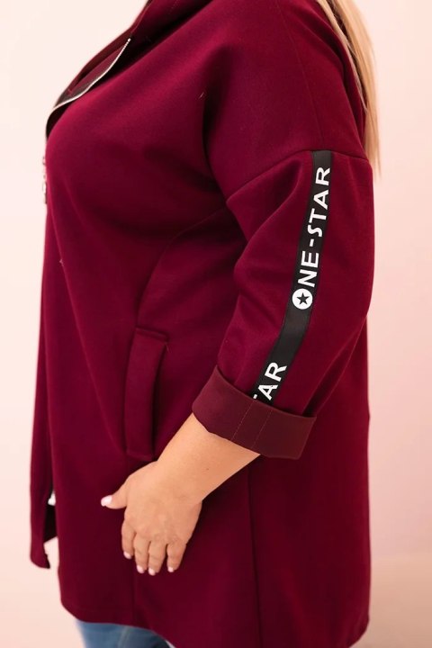 Modelka w śliwkowej bluzie damskiej Plus Size z kapturem, zamkiem i nadrukiem – Styl casualowy, Italy Moda