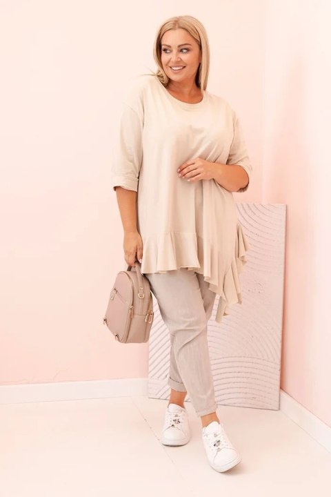Casualowa bluzka Plus Size w kolorze beżowym – luźny krój, bawełna z elastanem, falbana, rękawy do podwinięcia.