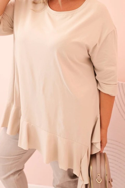 Bluzka Plus Size z ozdobną falbaną i podwijanym rękawem – kolor beżowy, fason oversize.