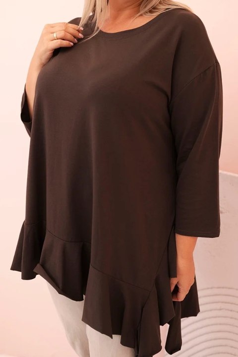 Casualowa bluzka damska z falbaną, rozmiar XL–4XL, brązowy kolor, modelka w rozmiarze 4XL. Casualowa bluzka damska z falbaną, rozmiar XL–4XL, brązowy kolor, modelka w rozmiarze 4XL.