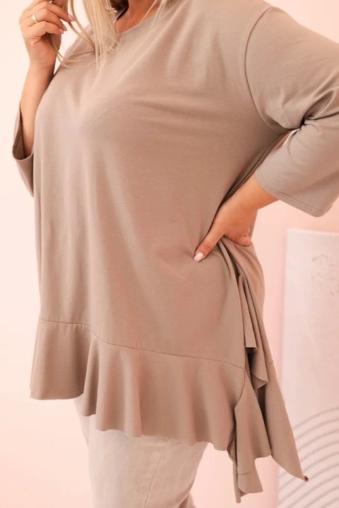 Casualowa bluzka w odcieniu fango – Plus Size, z falbaną, rękawami 3/4, bawełniana dzianina. Casualowa bluzka w odcieniu fango – Plus Size, z falbaną, rękawami 3/4, bawełniana dzianina.