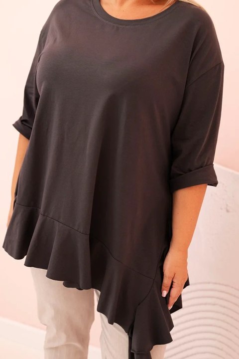 Klasyczna grafitowa bluzka Plus Size z ozdobną falbaną – idealna na co dzień. Klasyczna grafitowa bluzka Plus Size z ozdobną falbaną – idealna na co dzień.