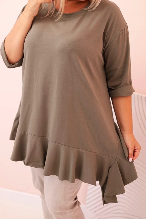 Bluzka oversize Plus Size w odcieniu khaki – z falbaną, asymetrycznym dołem, bawełniana dzianina. Bluzka oversize Plus Size w odcieniu khaki – z falbaną, asymetrycznym dołem, bawełniana dzianina.