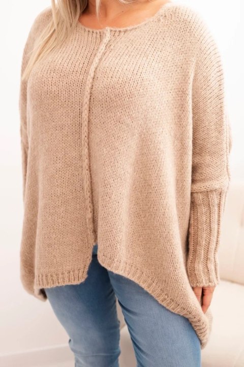 Beżowo-camelowy sweter Plus Size – klasyczny fason oversize, miękka przędza, włoska produkcja.
