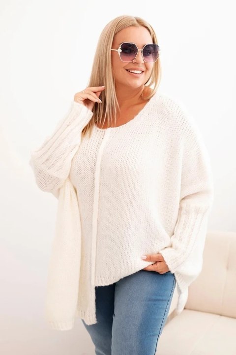 Sweter Plus Size w kolorze ecru z rękawem 3/4 – luźny fason oversize, ciepła dzianina. Sweter Plus Size w kolorze ecru z rękawem 3/4 – luźny fason oversize, ciepła dzianina.
