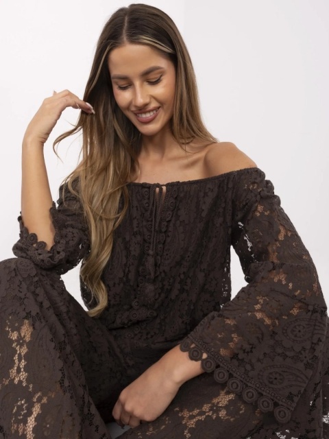 Modelka w zestawie boho – ciemnobrązowa koronkowa bluzka hiszpanka i spodnie palazzo z podszewką Modelka w zestawie boho – ciemnobrązowa koronkowa bluzka hiszpanka i spodnie palazzo z podszewką