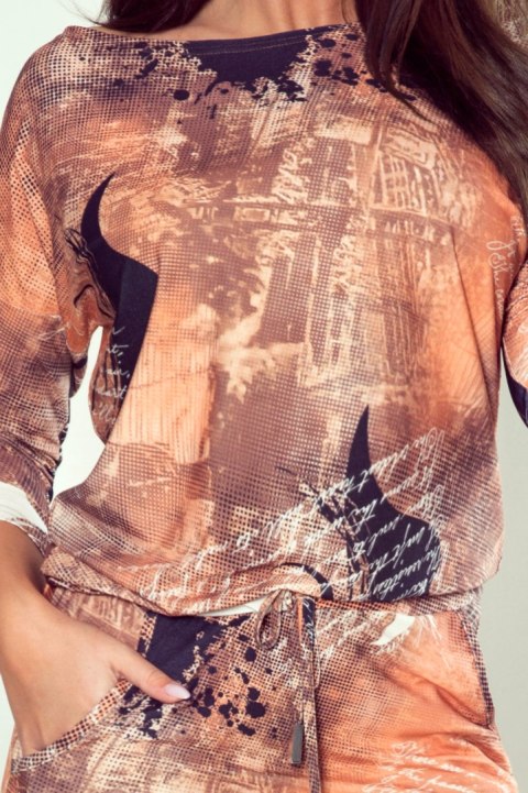 13-168 Sukienka sportowa z kieszeniami i wiązaniem - miedziany wzór z napisami - XXL