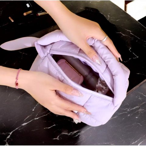 Kosmetyczka damska pikowana kuferek z rączką 18,5 x 12,5 x 13 cm KS140FIO Kosmetyczka damska pikowana kuferek z rączką 18,5 x 12,5 x 13 cm KS140FIO
