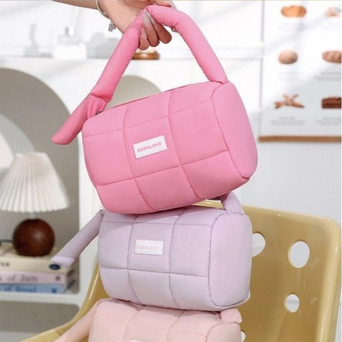 Kosmetyczka damska pikowana kuferek z rączką 18,5 x 12,5 x 13 cm KS140FIO Kosmetyczka damska pikowana kuferek z rączką 18,5 x 12,5 x 13 cm KS140FIO