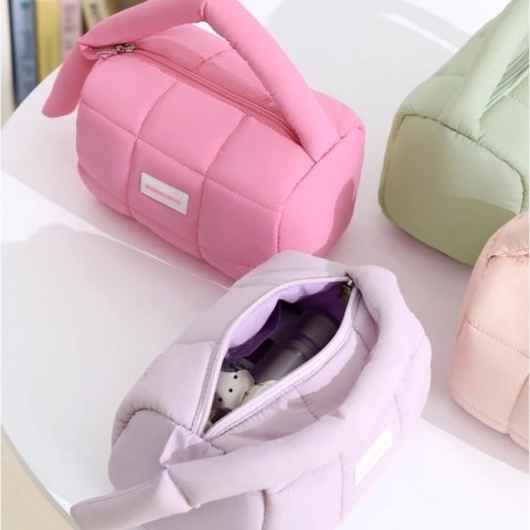 Kosmetyczka damska pikowana kuferek z rączką 18,5 x 12,5 x 13 cm KS140FIO Kosmetyczka damska pikowana kuferek z rączką 18,5 x 12,5 x 13 cm KS140FIO