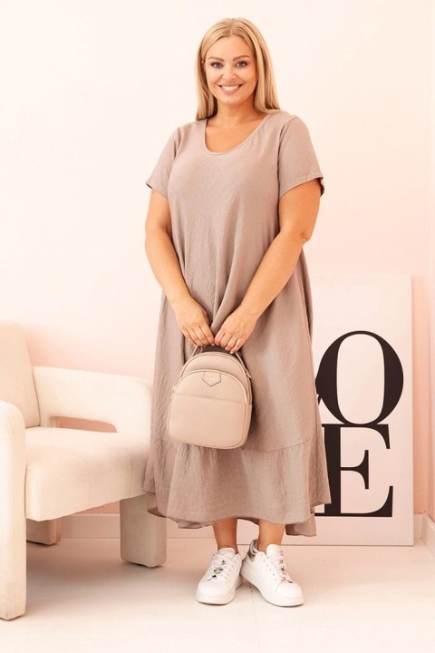 Sukienka damska plus size z krótkim rękawem i falbaną z lekkiej wiskozy cappuccino Sukienka damska plus size z krótkim rękawem i falbaną z lekkiej wiskozy cappuccino