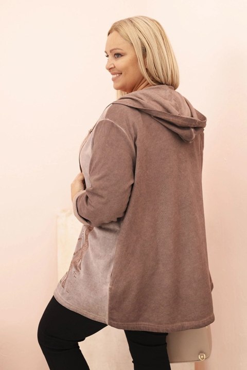 Bluza damska Plus Size dekatyzowana z kapturem i nadrukiem BKLYN brązowa Bluza damska Plus Size dekatyzowana z kapturem i nadrukiem BKLYN brązowa