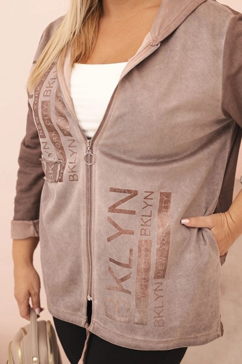 Bluza damska Plus Size dekatyzowana z kapturem i nadrukiem BKLYN brązowa Bluza damska Plus Size dekatyzowana z kapturem i nadrukiem BKLYN brązowa