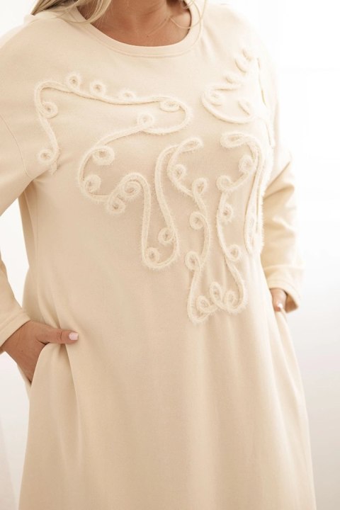 Stylizacja Plus Size – beżowa sukienka z haftem
