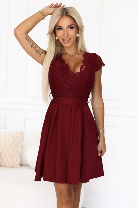 242-5 ANNA Koronkowa sukienka z dekoltem i rozkloszowaną spódnicą - bordowa - L