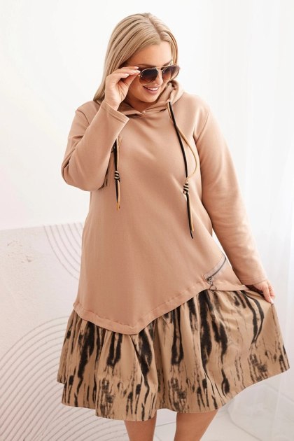 Sukienka damska Plus Size camelowa z kapturem i falbaną – bawełna, włoska jakość