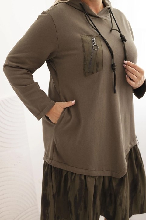 Sukienka damska Plus Size khaki z kapturem i falbaną, bawełniana, modelka w stylizacji casual