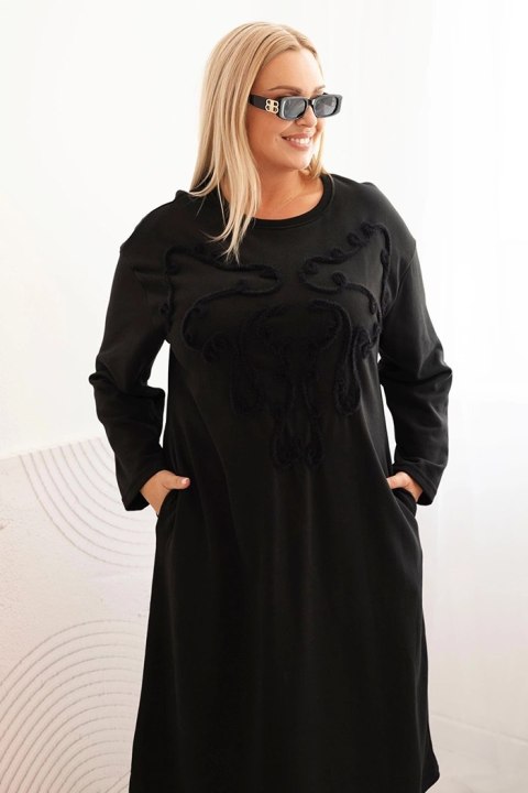 Sukienka damska Plus Size czarna z dekoracyjnym haftem, bawełniana, modelka w eleganckiej stylizacji