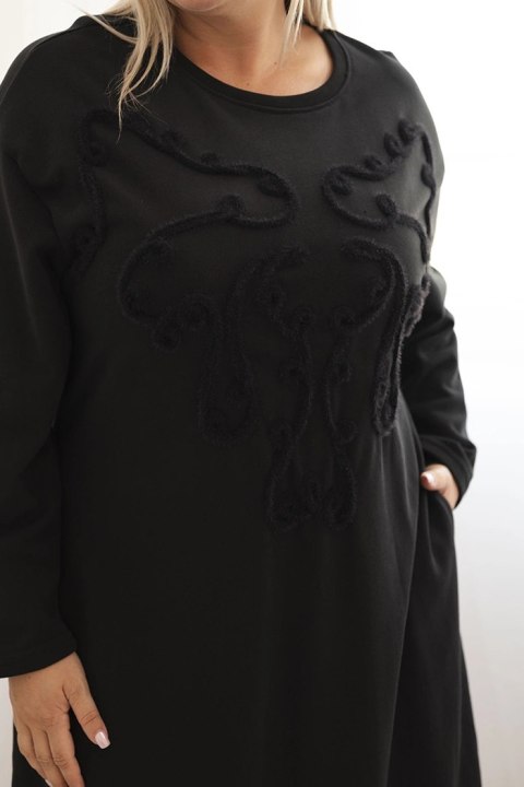 Sukienka damska Plus Size czarna z dekoracyjnym haftem, bawełniana, modelka w eleganckiej stylizacji