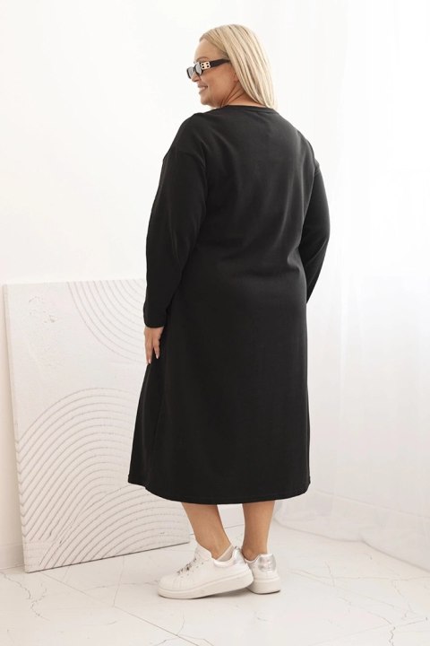 Sukienka damska Plus Size czarna z dekoracyjnym haftem, bawełniana, modelka w eleganckiej stylizacji