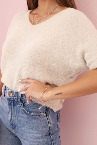 Sweter damski beżowy z miękkiego włosia – dekolt V i krótki rękaw