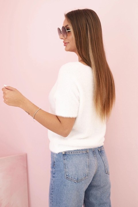 Stylowy biały sweter damski oversize z puszystego materiału