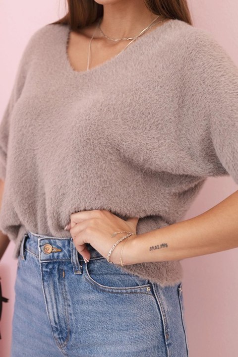 Stylowy sweter damski krótki rękaw z puszystego materiału