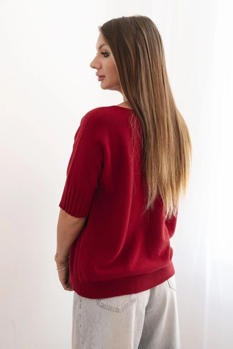 Sweter damski oversize bordowy z wiskozy i wełny, krótki rękaw, modelka w eleganckiej stylizacji