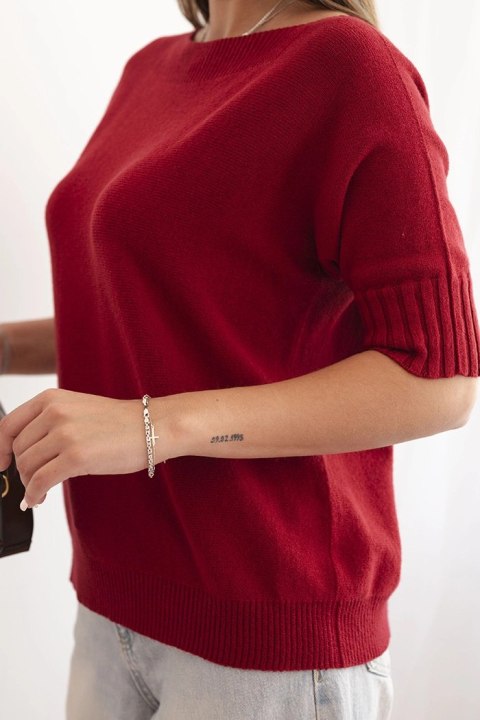 Sweter damski oversize bordowy z wiskozy i wełny, krótki rękaw, modelka w eleganckiej stylizacji