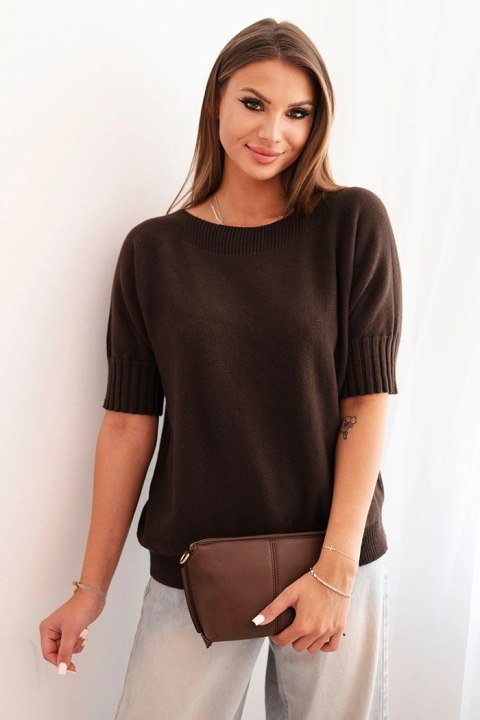 Sweter damski oversize brązowy z krótkim rękawem – stylizacja casual