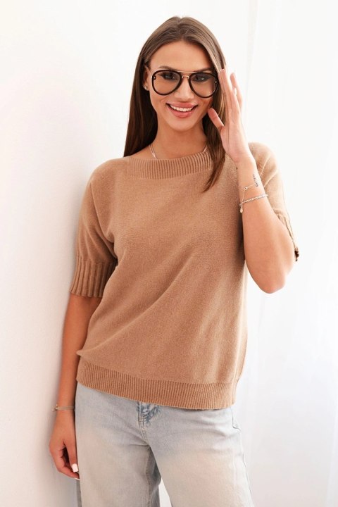 Sweter damski oversize camelowy z wiskozy i wełny, krótki rękaw, modelka w eleganckiej stylizacji