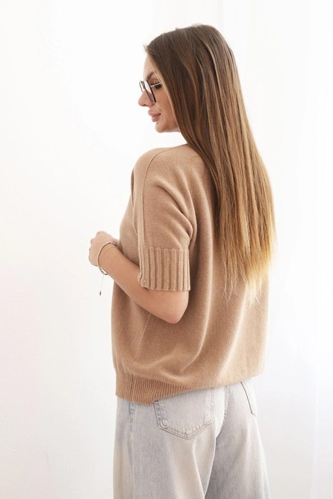 Sweter damski oversize camelowy z wiskozy i wełny, krótki rękaw, modelka w eleganckiej stylizacji
