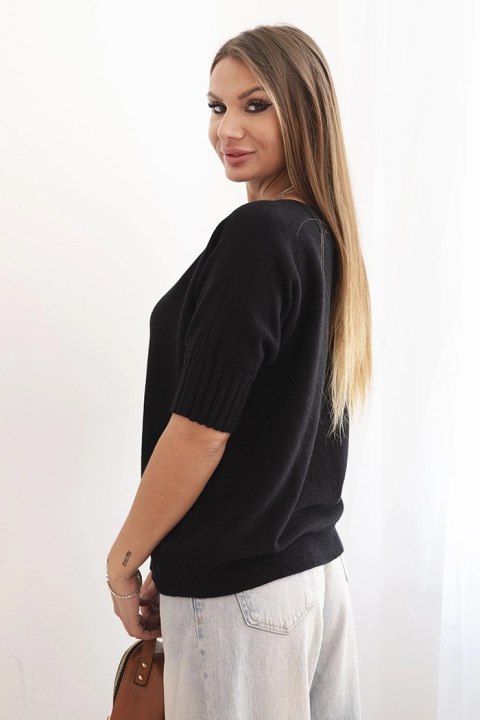 Czarny sweter damski oversize z wiskozy i wełny, krótki rękaw, modelka w stylizacji casual