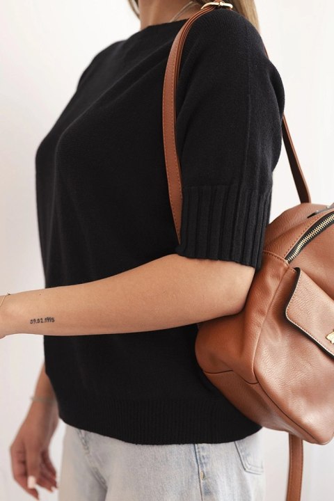 Czarny sweter damski oversize z wiskozy i wełny, krótki rękaw, modelka w stylizacji casual