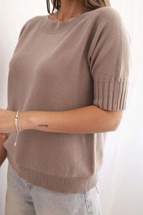 Sweter damski oversize fango z wiskozy i wełny, krótki rękaw, modelka w modnej stylizacji