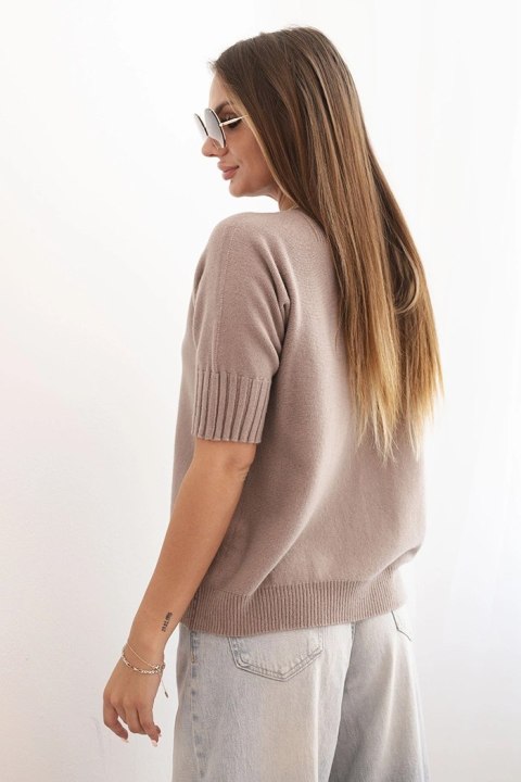Sweter damski oversize fango z wiskozy i wełny, krótki rękaw, modelka w modnej stylizacji