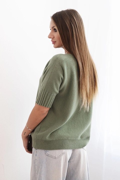 Sweter damski oversize khaki z wiskozy i wełny, krótki rękaw, modelka w stylizacji casual