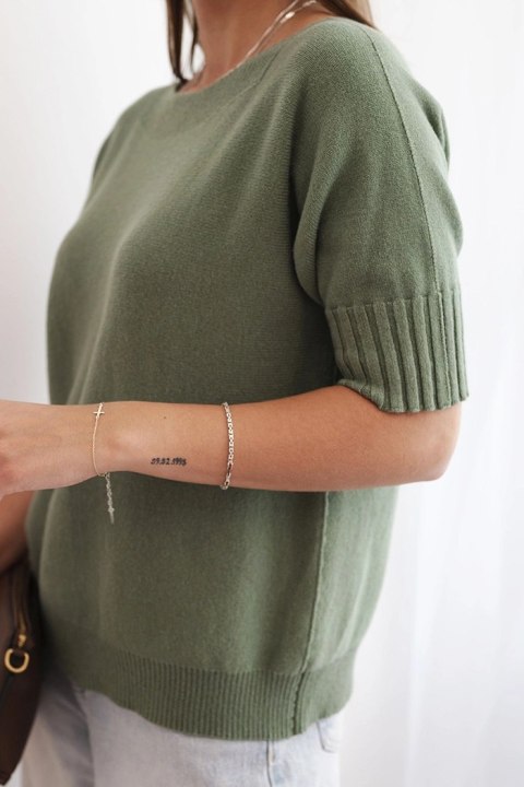 Sweter damski oversize khaki z wiskozy i wełny, krótki rękaw, modelka w stylizacji casual