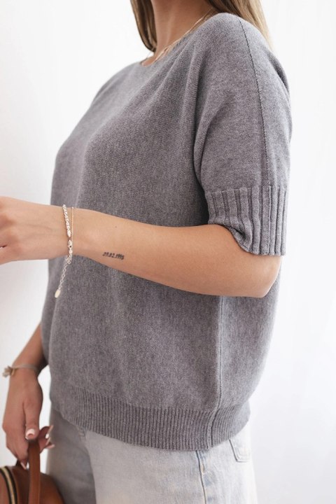 Luźny sweter oversize damski szary idealny na sezon przejściowy