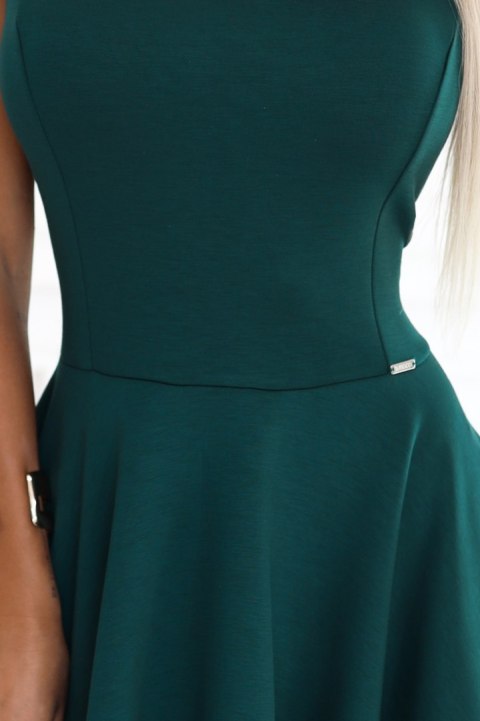 575-2 Rozkloszowana sukienka z efektownym dłuższym tyłem - butelkowa zieleń - M