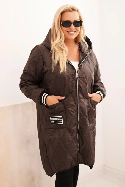 Kurtka damska Plus Size pikowana z kapturem i sportowymi mankietami brązowa – Stylowy Wieszak