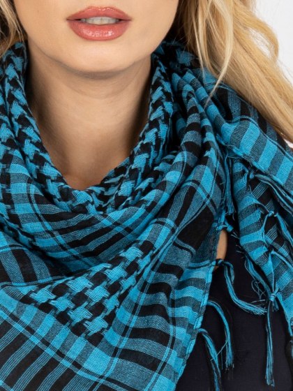 Chusta Arafatka Damska Jasnoniebiesko-Czarna w Kratę z Frędzlami – Stylowy Wieszak