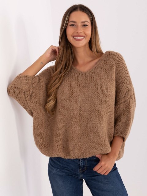 Sweter damski camelowy oversize z dekoltem V – Stylowy Wieszak