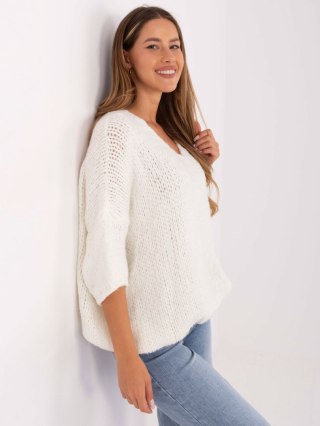 Ecru sweter oversize z dekoltem V i rękawem 3/4 ITALY MODA – Stylowy Wieszak