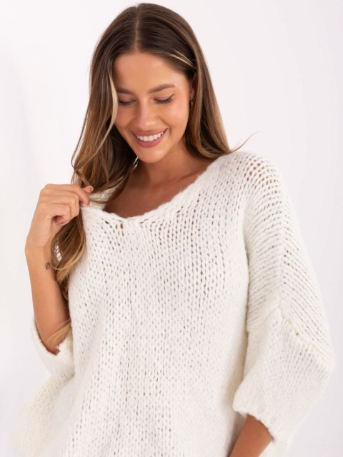 Sweter ecru oversize z dekoltem V i rękawem 3/4 – Stylowy Wieszak