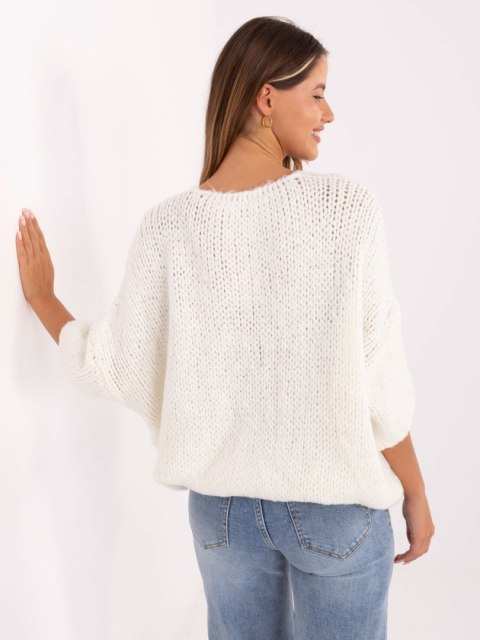 Ciepły sweter ecru oversize z rękawem 3/4 – Stylowy Wieszak